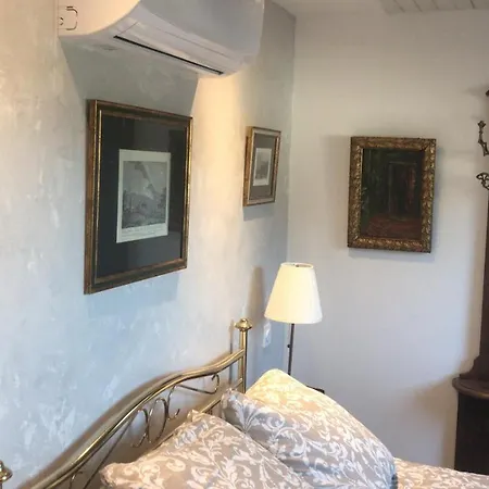 Eiffel Tower Central Apartments Paris 3*