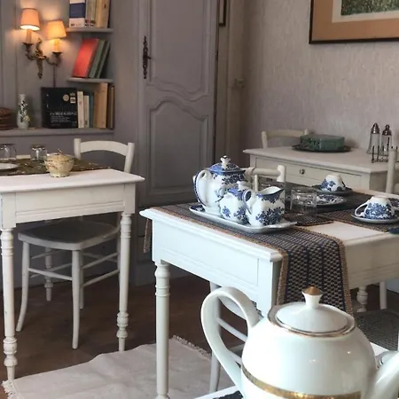 Eiffel Tower Central Apartments Paris 3* باريس